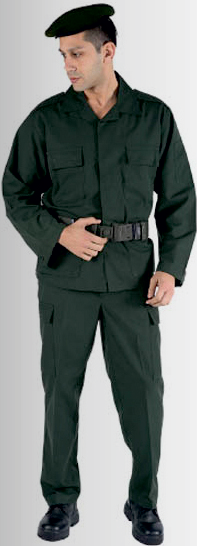 Koyu yeşil askeri üniforma üniforma